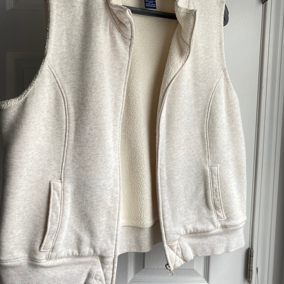 Warm, soft, stylish vest. Polyester fleece lined. - Picture 3 of 8